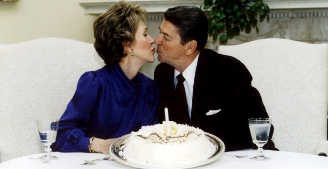 El expresidente de EEUU Ronald Reagan junto a su esposa, Nancy, durante su aniversario de bodas del 4 de marzo de 1985. REUTERS