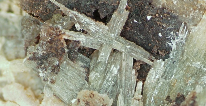La otoíta, hallada en el monte Otto (California, EE UU) contiene teluro, un elemento muy raro, y es difícil de encontrar porque sus cristales son muy pequeños.