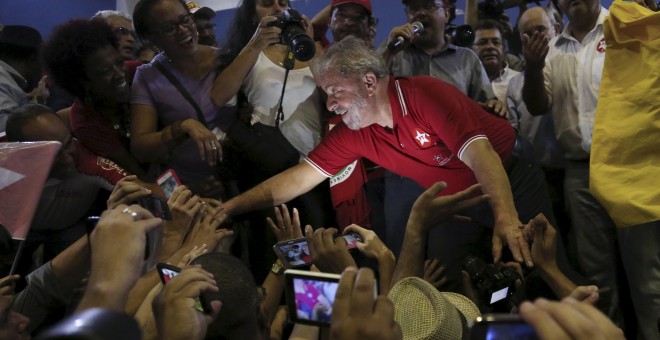 El expresidente brasileño Luiz Inacio Lula da Silva saluda a varios seguidores durante un acto con sindicalistas. - REUTERS