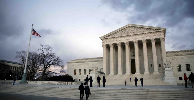 Varias personas bajan las escaleras del edificio del Tribunal Supremo en el Capitolio en Washington D.C REUTERS