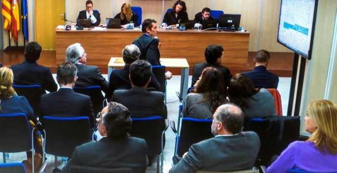 Imagen tomada de un montitor de la sala de prensa de la Escuela Balear de la Administración Pública (EBAP), donde declaran varios acusados y testigos. EFE