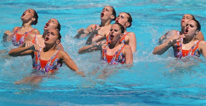 El combinado español de natación sincronizada, durante su ejercicio en el preolímpico. EFE/GUSTAVO OLIVEIRA