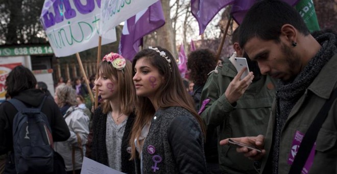 Un momento de la manifestación llevada a cabo esta tarde por las calles de Madrid, para conmemorar el Día de la Mujer. EFE/Luca Piergiovanni