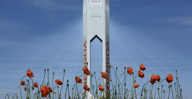 Torre de Abengoa en su planta solar Solucar, en Sanlucar la Mayor, cerca de Sevilla. REUTERS