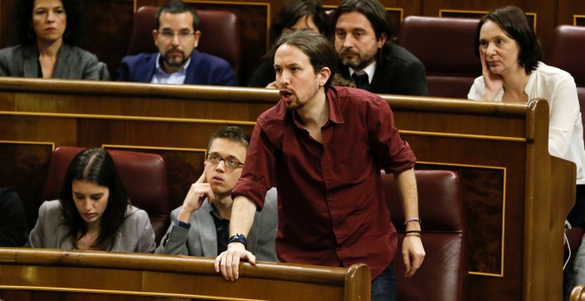 El líder de Podemos, Pablo Iglesias, vota durante la segunda votación de la investidura del candidato socialista Pedro Sánchez, en el Congreso de los Diputados. EFE/Ballesteros