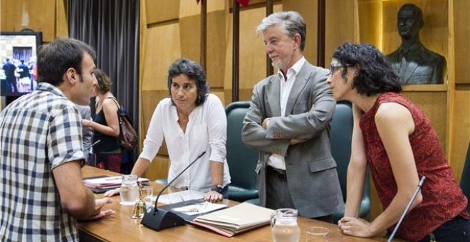 El alcalde de Zaragoza, Pedro Santisteve, de ZeC, conversa durante un pleno con la vicealcaldesa, Luisa Broto, y con los concejales Pablo Muñoz  y Elena Giner.
