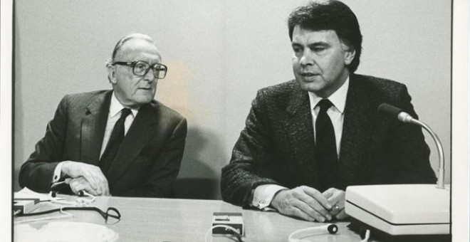 Felipe González, presidente del Gobierno, junto al secretario general de la OTAN, Lord Carrington, en 1986. Para entonces el socialista ya había cambiado radicalmente su posicionamiento respecto a la Alianza. EFE