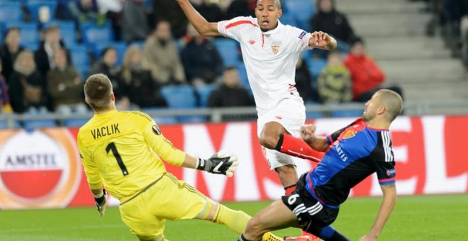 El jugador del Sevilla FC Steven N'Zonzi (c) lucha por el balón con el guardameta Tomas Vaclik (d) y con Walter Samuel, del FC Basilea. /EFE