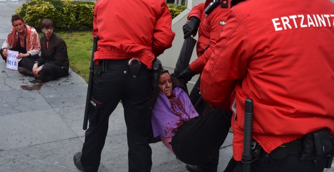 Agentes de la Ertzaintza trasladan a uno de los activistas que se han manifestado frente al Palacio Euskalduna de Bilbao, donde celebraba su junta de accinistas en banco BBVA. REUTERS/Vincent West