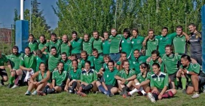 Foto de grupo de los equipos masculinos y femeninos de la Facultad de Biológicas de la Complutense (FACEBOOK BIOLÓGICAS RUGBY UCM)