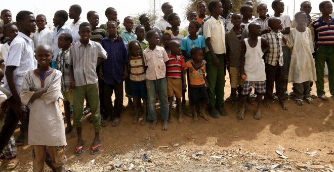 Niños y jóvenes refugiados en el campamento de Al Fashir, en Darfur del Norte. REUTERS / Mohamed Abdallah Nureldin