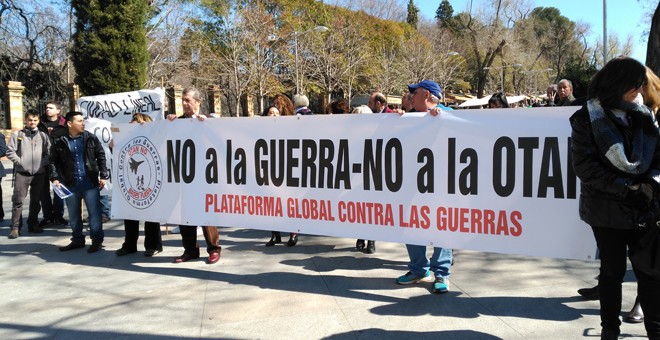 Medio centenar de personas se reúnen para exigir 'No más guerras en nombre de la paz' en Atocha, Madrid./ J.T