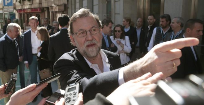 El presidente del Gobierno Mariano Rajoy explica a la prensa la ubicación de la vivienda de su padre, esta mañana en una calle de Pontevedra antes de asistir al Congreso del PP provincial en el que será elegido presidente Alfonso Rueda. Mariano Rajoy, ha