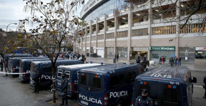 Furgones de Policía Nacional a las afueras del Vicente Calderón.