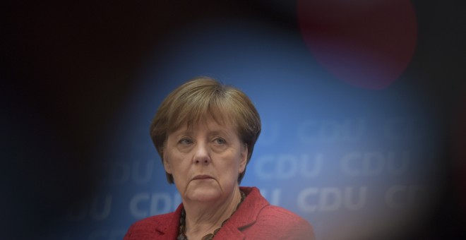 La canciller alemana y líder de la CDU, Angela Merkel, enla rueda de prens tras los resutados de las elecciones en tres lander, que han mostrado un fuerte ascenso de las formaciones xenófobas. REUTERS/Stefanie Loos