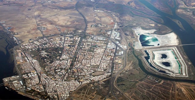 Imagen de Huelva desde el aire, con la balsa de fosfoyesos a la derecha. GREENPEACE