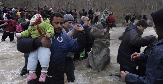 Cientos de migrantes procedentes del campamento de refugiados de Idomeni, Grecia, tratan de encontrar una vía alternativa para cruzar la frontera entre Grecia y Macedonia