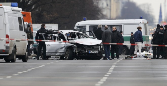 La policía inspecciona un coche Volkswagen dañado en el Bismarckstrasse en Berlín. REUTERS