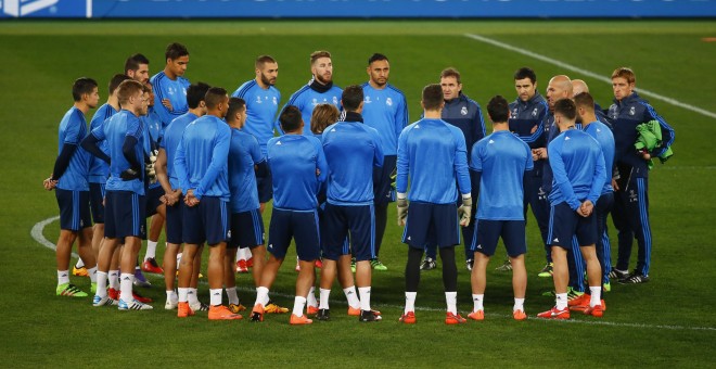 Zidane habla con sus jugadores en el entrenamiento previo al choque de ida contra la Roma. /REUTERS