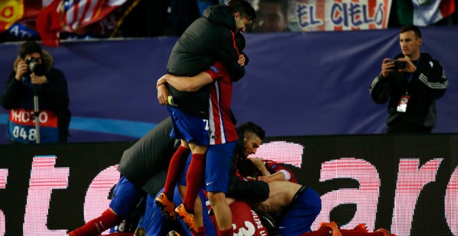 Los jugadores del Atlético celebran su pase a cuartos de la Champions. REUTERS/Susana Vera