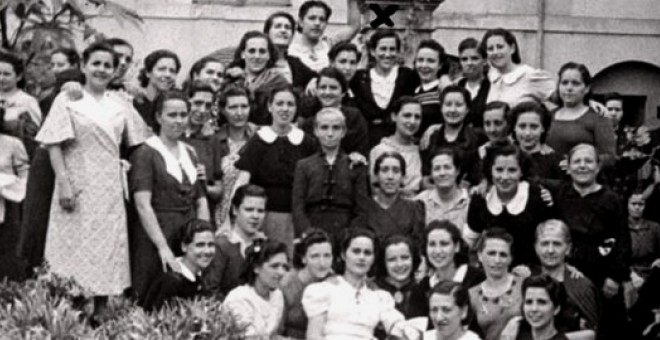 Grupo de presas en la prisión de mujeres de Palma (septiembre, 1941). En la fila superior, la cuarta por la derecha -debajo de la columna- es Matilde (texto y fotografia: "Matilde Landa") David Ginard Féron