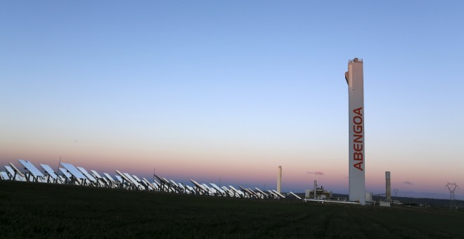 Planta solar Solucar, de Abengoa, en la localidad sevillana de Sanlucar la Mayor. REUTERS/Marcelo del Pozo