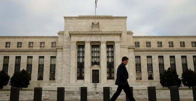 Un hombre pasa por delante del edificio de la Reserva Federal, el banco central de EEUU, en Washington. REUTERS/Kevin Lamarque