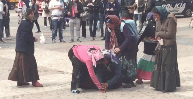 Captura del vídeo en el que las mujeres recogen del suelo las monedas que les lanzaban los hinchas.