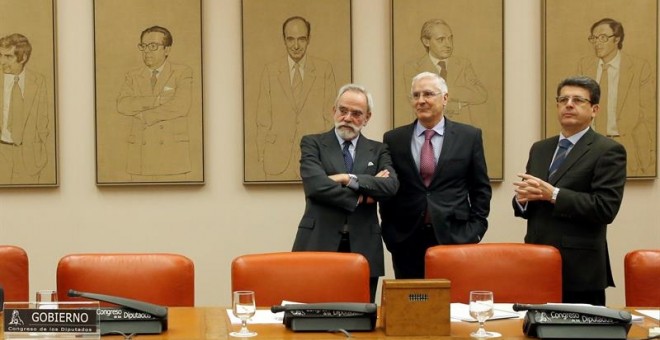 El presidente de la Comisión de Defensa del Congreso, José María Barreda (c), junto al vicepresidente segundo, Juan José Matarí (d), y el letrado Nicolás Pérez-Serrano (i), al inicio de la Comisión, a la que no ha acudido el ministro de Defensa. EFE