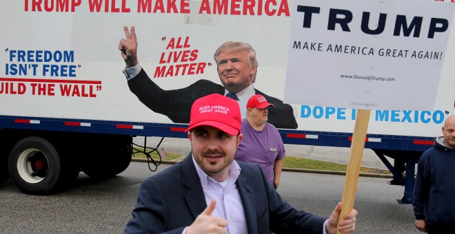 Un simpatizante del aspirante republicano a la presidencia Donald Trump, frente al camión del candidato a su paso por la localidad de Middleburg Heights, en el estado de Ohio (EEUU). REUTERS/Aaron Josefczyk