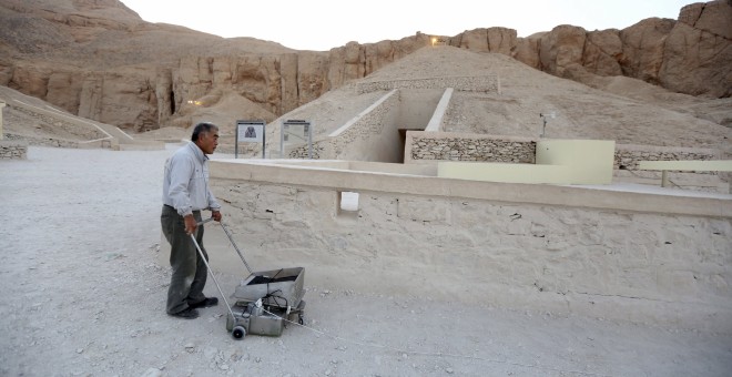 El especialista de radar japonés Hirokatsu Watanabe, con su equipo fuera de la tumba de Tutankamón en el Valle de los Reyes. REUTERS/Mohamed Abd El Ghany