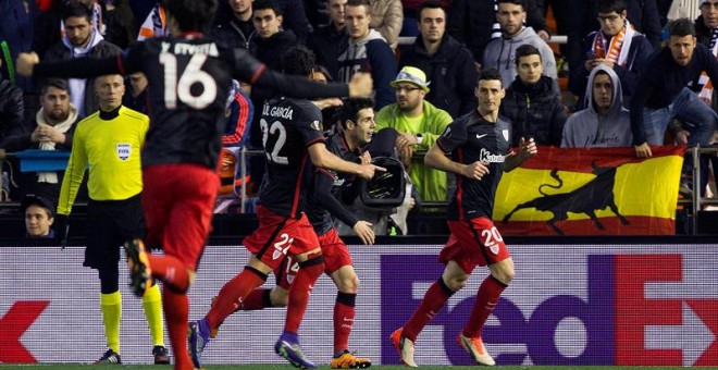 Aduriz celebra su gol al Valencia. EFE/Miguel Ángel Polo