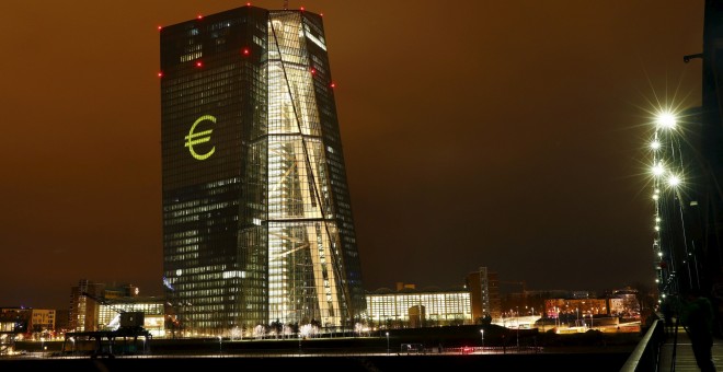 El rascacielos donde tiene su sede el BCE en Fráncfrot, iluminado y con una imagen gigante del logo del euro. REUTERS/Kai Pfaffenbach