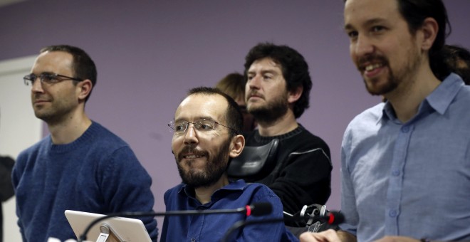 El secretario general de Podemos, Pablo Iglesias, al inicio de la rueda de prensa después de la reunión que ha mantenido con secretarios generales autonómicos y de organización. EFE/Kiko Huesca