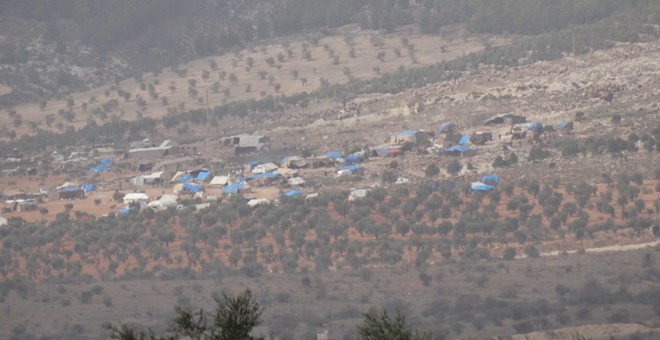 Foto de un campo de refugiados en territorio sirio tomada desde la frontera turca. / CORINA TULBURE