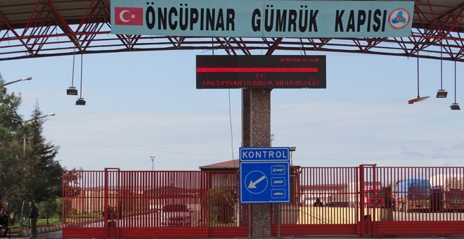 Paso fronterizo de Öncüpinar, que comunica Turquía con Siria. / CORINA TULBURE