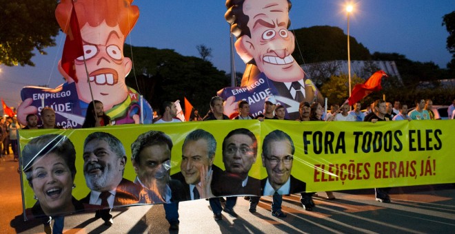 Manifestación de trabajadores de General Motors en Brasil que llevan una pancarta contra todos los políticos del país, desde Dilma Rousseff y su antecesor hasta los dirigentes de la oposición, reclamando nuevas elecciones. REUTERS/Roosevelt Cassio