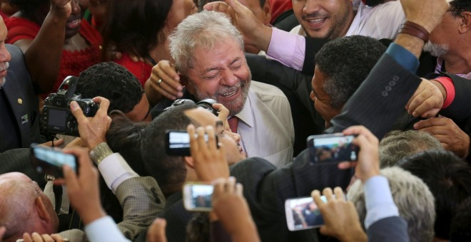 El expresidente brasileño y flamante ministro de Presidencia, Luiz Inacio Lula da Silva, rodeado de simpatizantes a la salida del Palacio Planalto, tras su toma de posesion en el gabinete de Dilma Rousseff. REUTERS/Adriano Machado