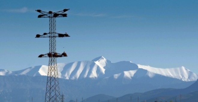 Las torres de la fallida línea de alta tensión transfronteriza Aragón-Cazaril siguen en pie 16 años después de que el Supremo dictaminara que incumplían la ley. /ECOLOGISTAS EN ACCIÓN