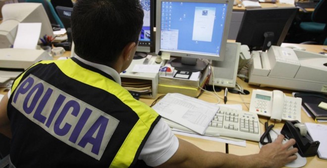 Agentes adscritos al Grupo de Delitos Tecnológicos de la Brigada Provincial de Policía Judicial de Las Palmas han detenido a un hombre de 51 años que se olvidó y dejó conectado en un ordenador de una biblioteca pública de la capital grancanaria un pendriv