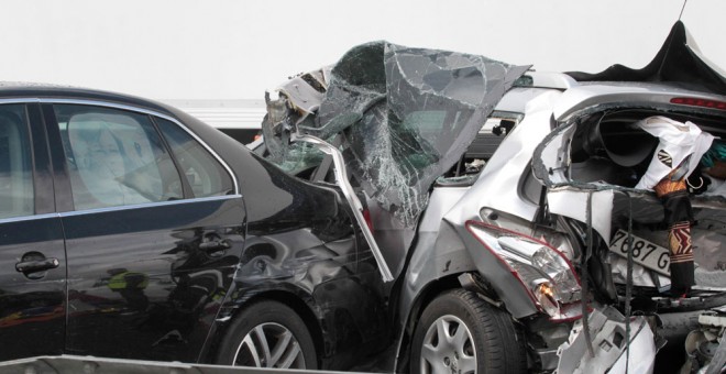 Estado en el que han quedado dos de los vehículos implicado en el accidente de tráfico múltiple de Salamanca. EFE