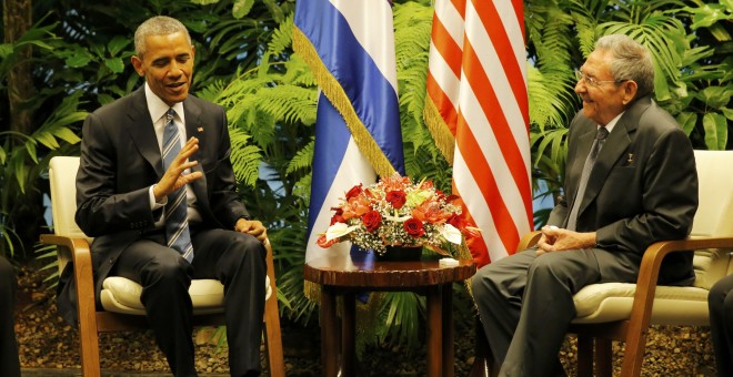 El presidente estadounidense Barack Obama (d) junto a su homólogo cubano Raúl Castro (i) durante su encuentro en el Palacio de la Revolución en La Habana.