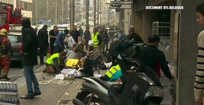 Varios heridos por la explosión en el metro de Bruselas son atendidos. REUTERS/RTL Belgium