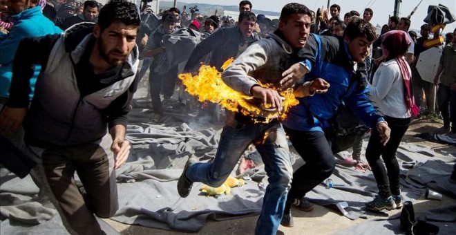 Un refugiado se prende a lo bonzo en el campamento griego de Idomeni. /AFP-Andrej Isakovic