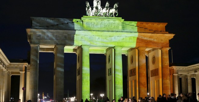 La Puerta de Branderburgo se ha iluminado con los colores de la bandera de Bélgica. - REUTERS