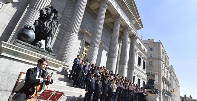 Minuto de silencio frente al Congreso de los diputados. AFP/Gerard Julien