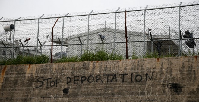Una pintada con el texto 'Stop deportaciones', en el centro de Moria, en Lesbos.- Alkis Konstantinidis (REUTERS)