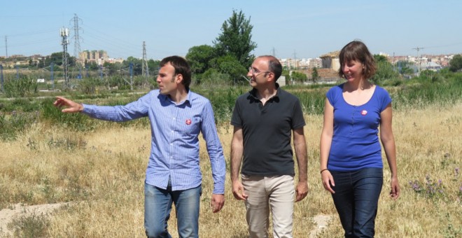 Los concejales de urbanismo y de Medio Ambiente de Zaragoza, Pablo Muñoz, y Teresa Artigas, con el divulgador ambiental Paco Iturbe en una zona de la huerta de Zaragoza que lleva una década abandonada tras comprarla una inmobiliaria.  ZARAGOZAENCOMÚN