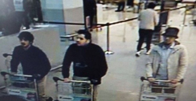 Fayçal Cheffou sería el tercer sospechoso del aeropuerto, el hombre del sombrero en la imagen.