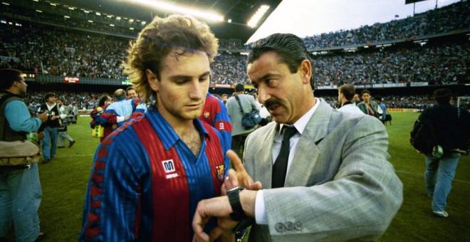 Ángel Vilda y el lateral Juan Carlos controlan los tiempos durante un partido.